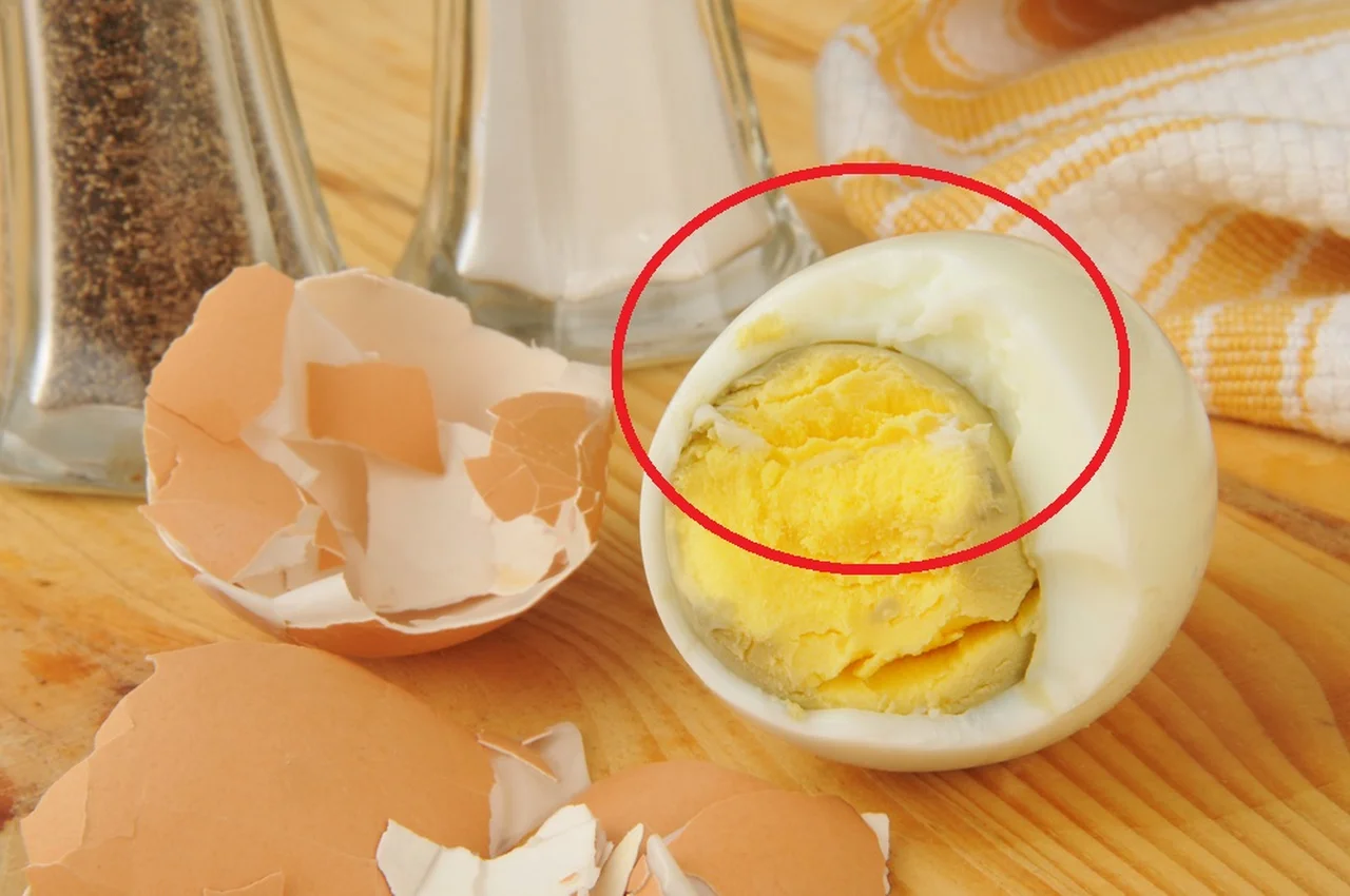 Dlaczego niektóre jajka mają szarą obwódkę wokół żółtka?