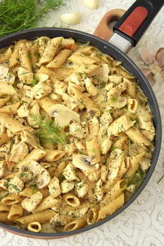 Kurczak z makaronem w sosie koperkowo-czosnkowym