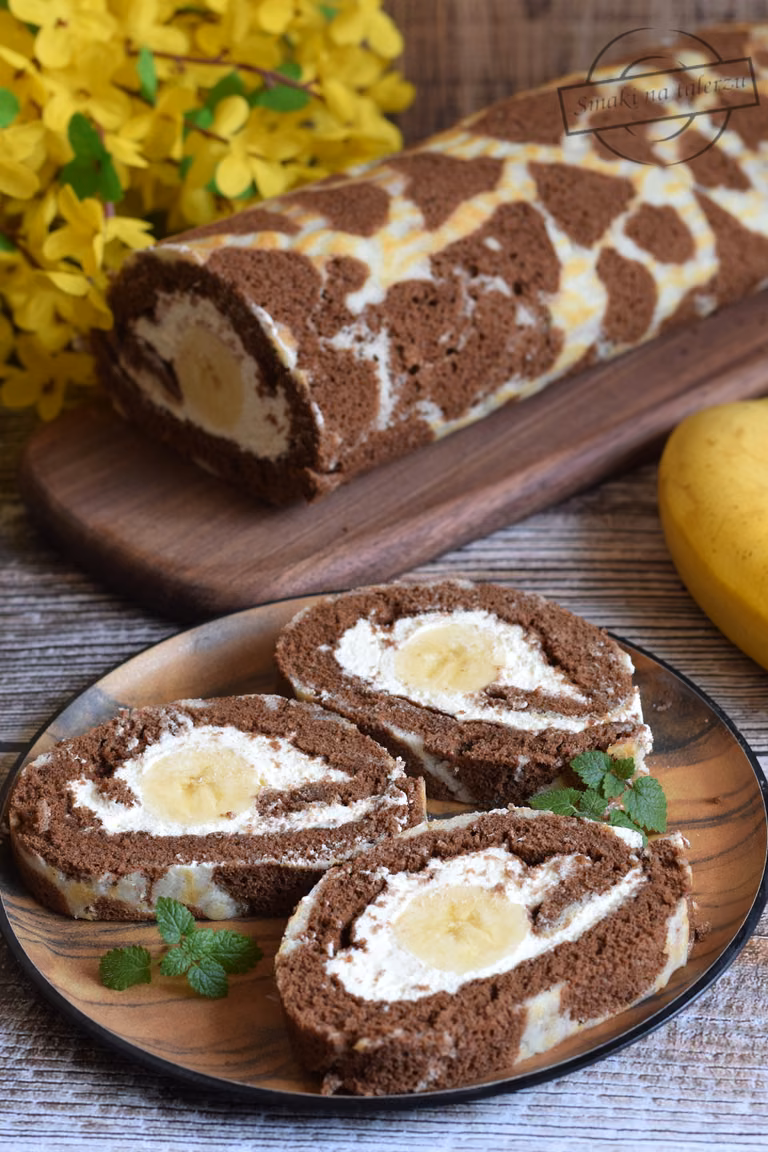 Rolada z masą twarogową i bananami