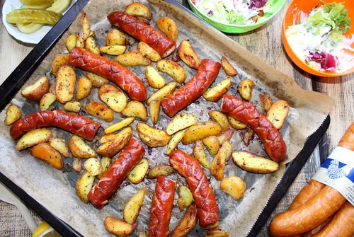 Pieczona kiełbasa z pieczonymi ziemniakami – obiad z piekarnika