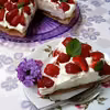Tartą z musem czekoladowym, mascarpone i truskawkami