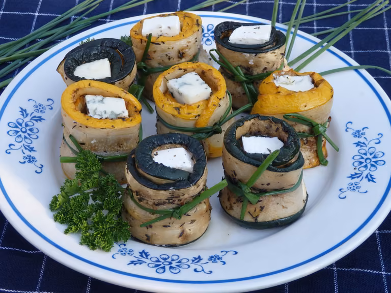 Roladki z grillowanej cukinii z serem