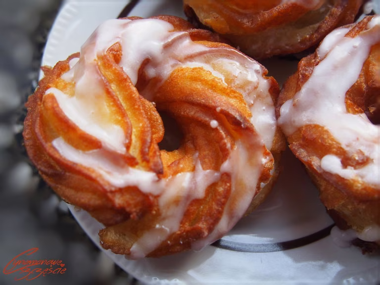 Gniazdka, pączki hiszpańskie, pączki wiedeńskie