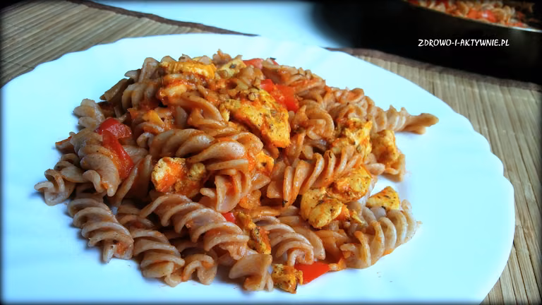 Makaron w pomidorach z kurczakiem