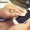 Koronawirus: jak poprawnie zdezynfekować telefon?