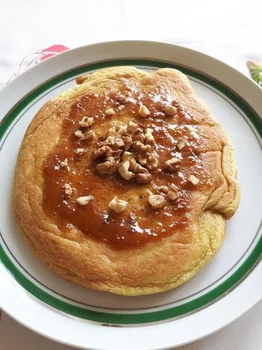 Bezglutenowy omlet biszkoptowy z dżemem figowym i orzechami włoskimi