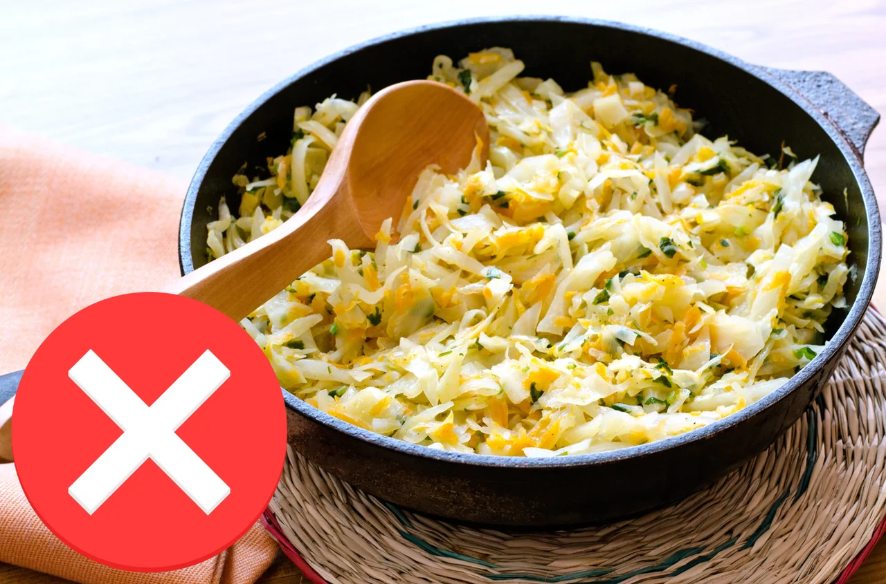 Przestań podsmażać kapustę z grzybami przed duszeniem - to największy błąd!