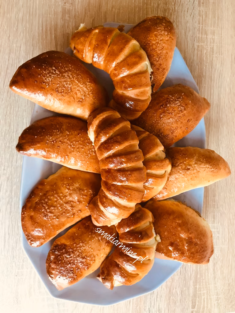 Drożdżówki z serem (rogaliki z powidłami)