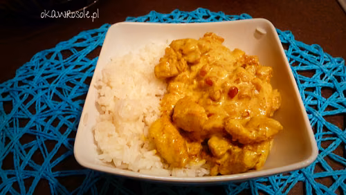 Kurczak curry z mleczkiem kokosowym i prażonymi orzechami