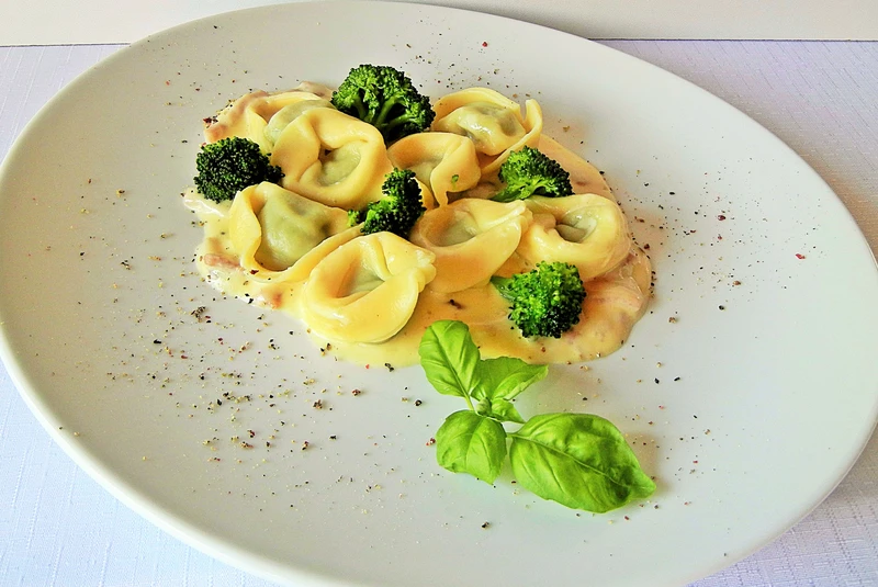 Tortellini ze szpinakiem i ricottą w sosie smietanowym