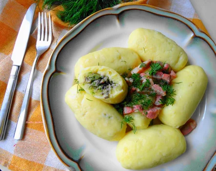 Kluski z młodą kapustą i pieczarkami.