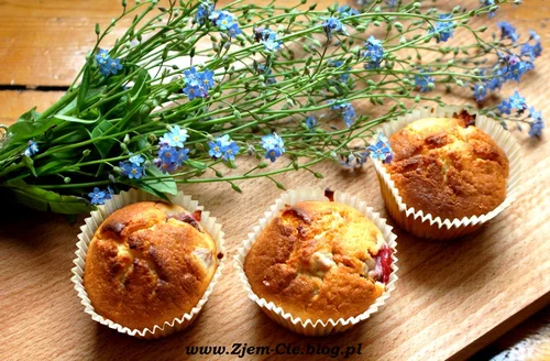 Muffinki z sercem z truskawki i rabarbaru