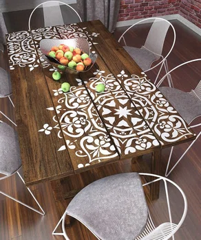 Stół ze wzorem