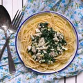 SPAGHETTI Z SOSEM Z INDYKA, SZPINAKU I SERA CAMEMBERT