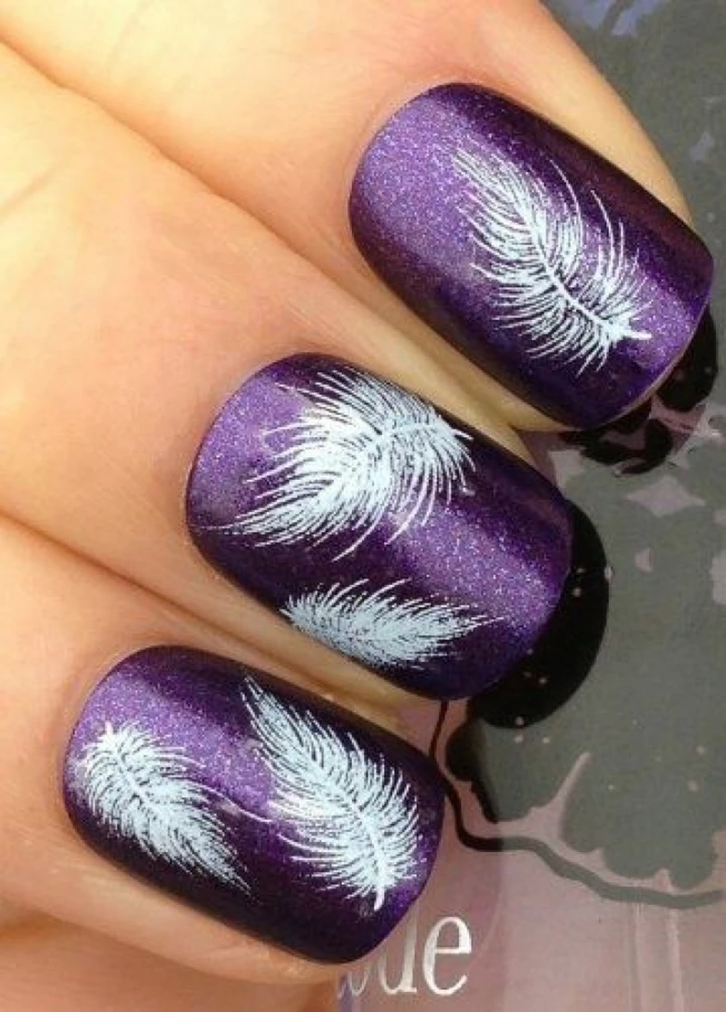 Manicure z piórkiem