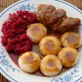 Roladki z karkówki z ogórkiem i papryką