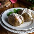Pieczone ziemniaki nadziane twarożkiem i wędzonym łososiem