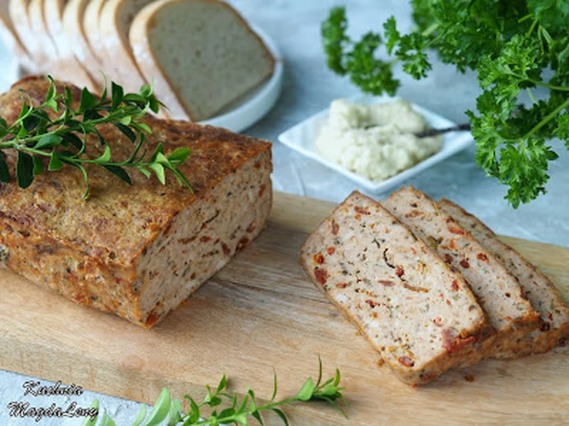 Pieczeń rzymska drobiowa z suszonymi pomidorami