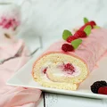 Biszkoptowa Rolada Z Mascarpone I Malinami W Polewie Jogurtowej
