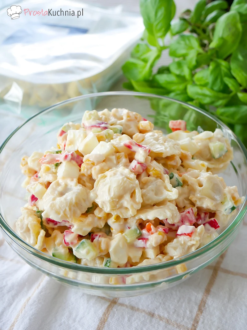 Sałatka z tortellini i świeżym ogórkiem