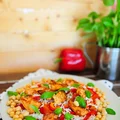 Pilaw (pilaf) z ciecierzycą i kurczakiem, danie jednogarnkowe