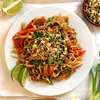 Makaron chow mein z kurczakiem i warzywami