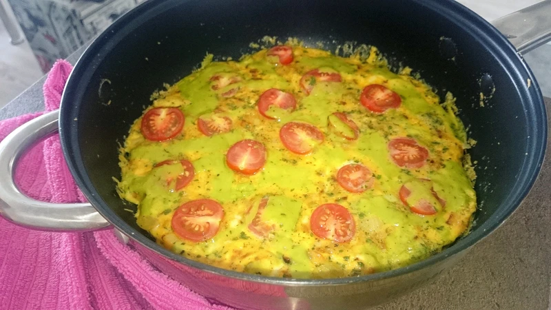 Fit śniadanie: omlet z pomidorkami koktajlowymi i serem basilis