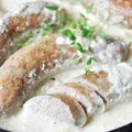 Biała kiełbasa pieczona w sosie chrzanowym