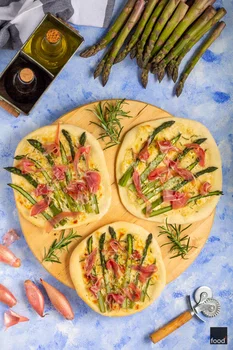 Pizza bianca ze szparagami, mascarpone i szynką parmeńską