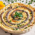 Wielkanocna tarta z białą kiełbasą i karmelizowaną cebulą