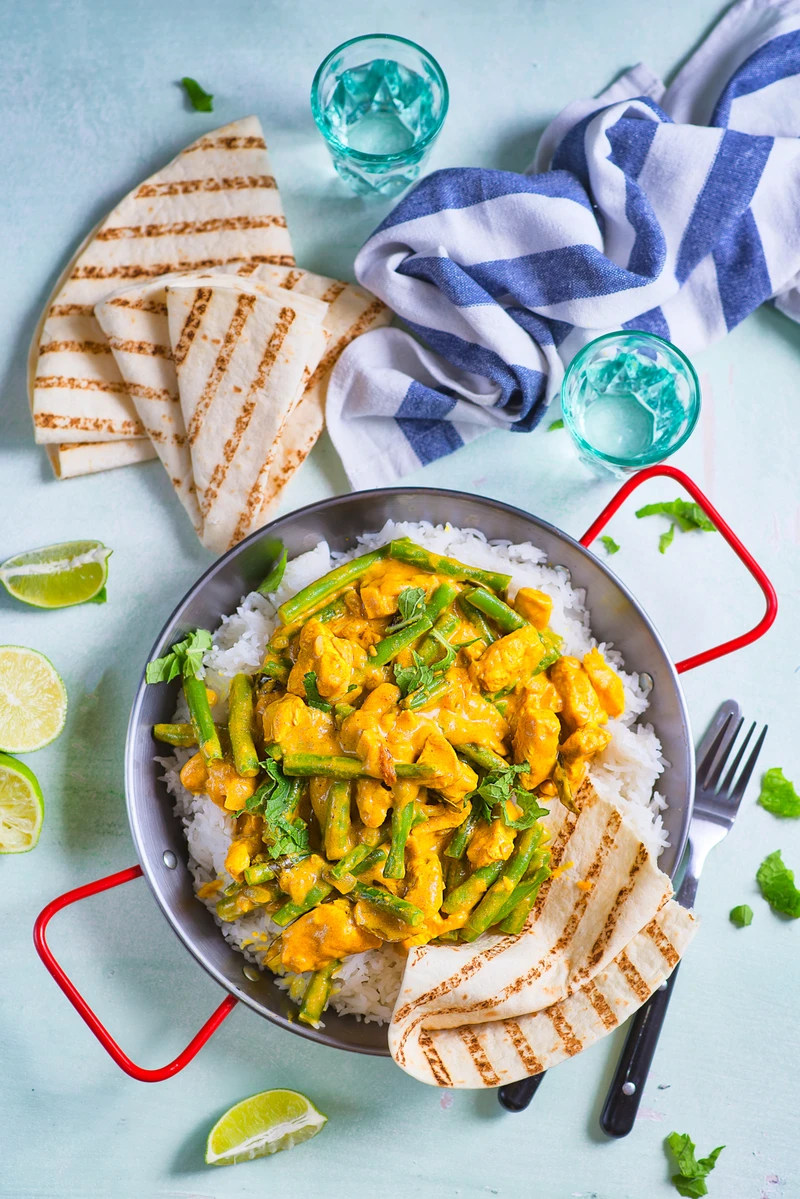 ŻÓŁTE CURRY Z ZIELONĄ FASOLKĄ SZPARAGOWĄ