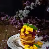 Kokosowe pancakes z musem malinowym i mango