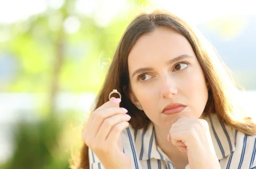 „On zdradził mnie rok temu, a teraz oświadczył się – nie wiem, czy mogę mu ufać” – pisze Klaudia [LIST]