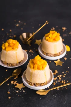 Mini serniczki z mango i granolą
