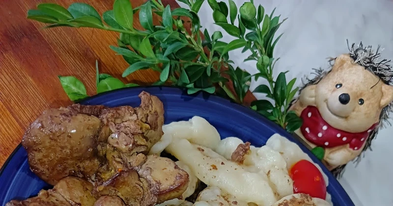 Kluski pszenne łyżką kładzione z wątróbką drobiową
