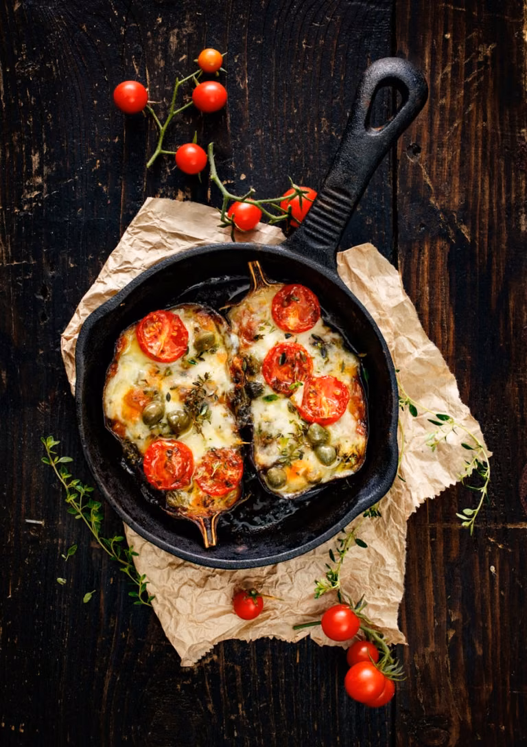 BAKŁAŻANY Z POMIDORAMI I MOZZARELLĄ
