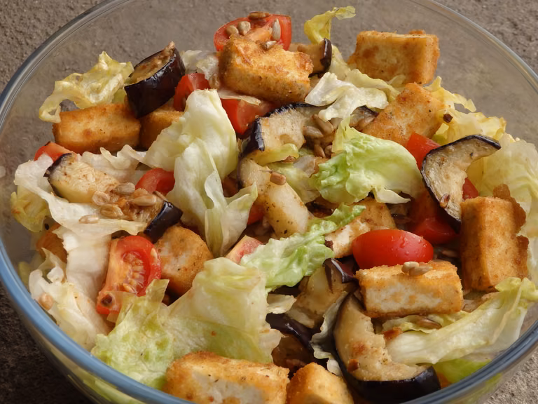 Sałatka z panierowanym tofu