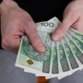 Kiedy dzieci muszą płacić alimenty na rodziców? Zasady, wyjątki i kwoty!