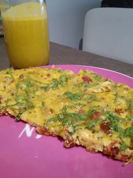 Omlet z rukolą i suszonymi pomidorami