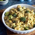 Sałatka z tortellini, kurczakiem i brokułem