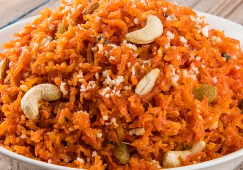 Zetrzyj marchewki na tarce i wrzuć na patelnię! Powstanie mistrzowski indyjski deser, który podbije każde podniebienie