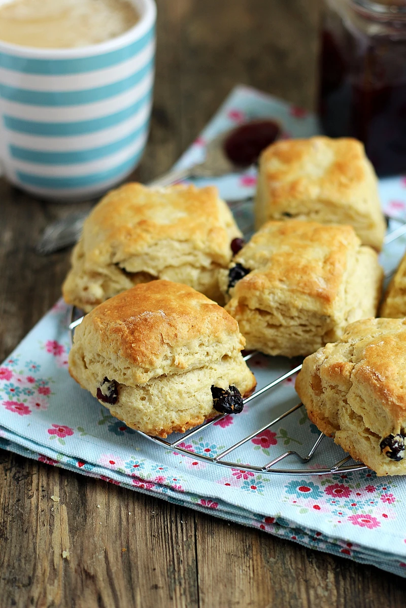 Klasyczne scones z rodzynkami