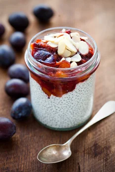 KOKOSOWY PUDDING CHIA ZE ŚLIWKAMI