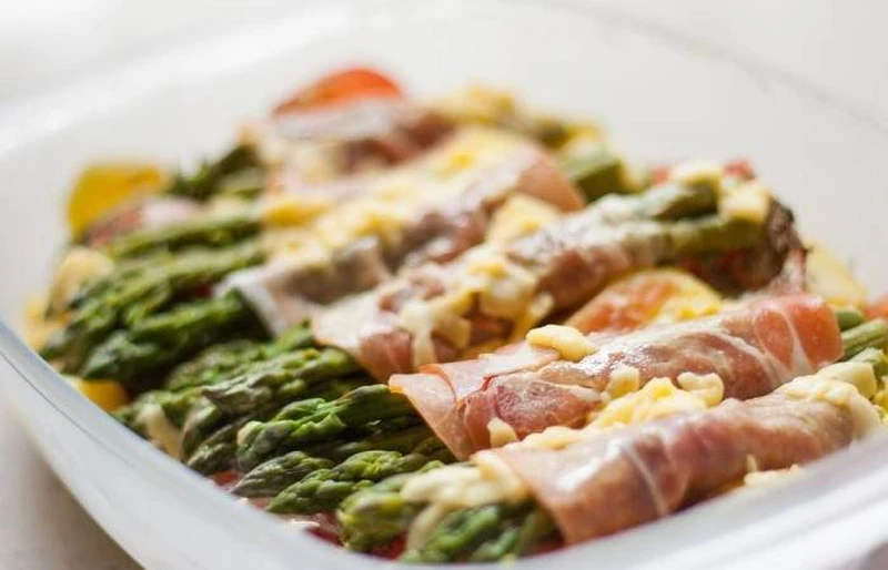 Zapiekanka z szparagami i szynką parmeńską