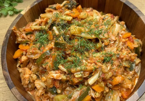 Młoda kapustka z warzywami