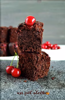 Owsiane brownie z wiśniami bez cukru, bez mleka i bez glutenu