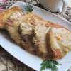Pieczeń z szynki wieprzowej w gęstym sosie. Soczysta i aromatyczna.