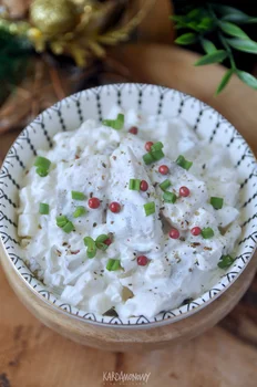 Śledzie w śmietanie z jabłkiem i kiszonymi ogórkami