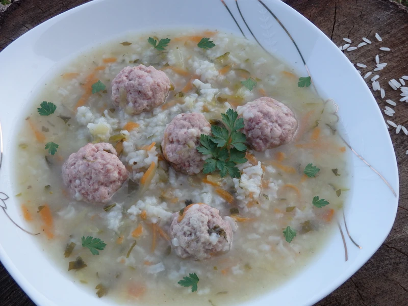 Zupa ogórkowa z ryżem i pulpecikami