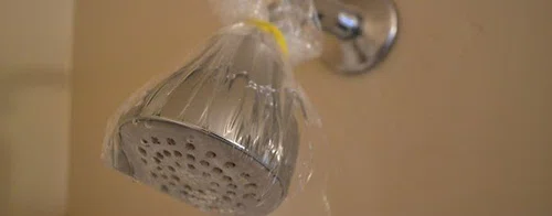 Genialny sposób na wyczyszczenie słuchawek prysznicowych